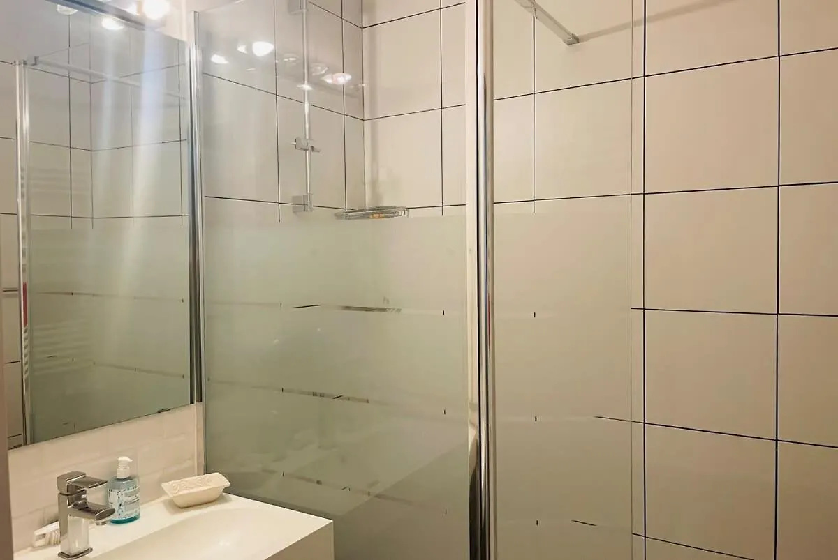 Beautiful 1 Bedroom Apartment Next To Roland Paris