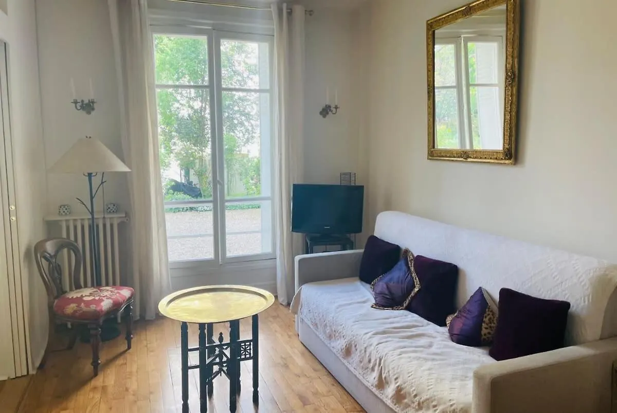 Beautiful 1 Bedroom Apartment Next To Roland Paris 0*,